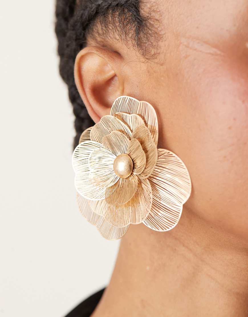 ASOS DESIGN - Goldfarbene Draht-Ohrringe mit Oversize-Blumen-Design von ASOS DESIGN