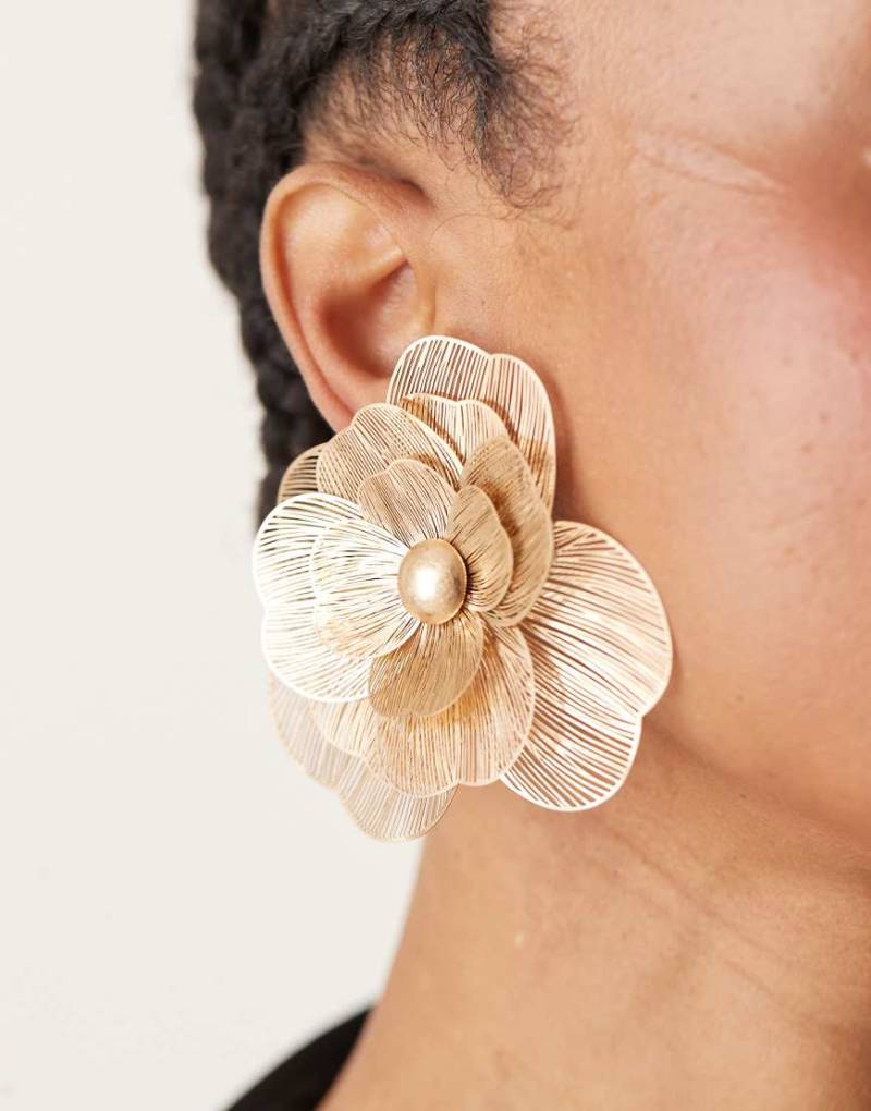 ASOS DESIGN - Goldfarbene Draht-Ohrringe mit Oversize-Blumen-Design von ASOS DESIGN