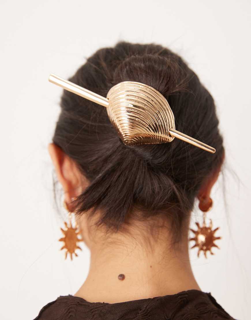 ASOS DESIGN - Goldfarbene Haarspange mit Muscheldesign von ASOS DESIGN