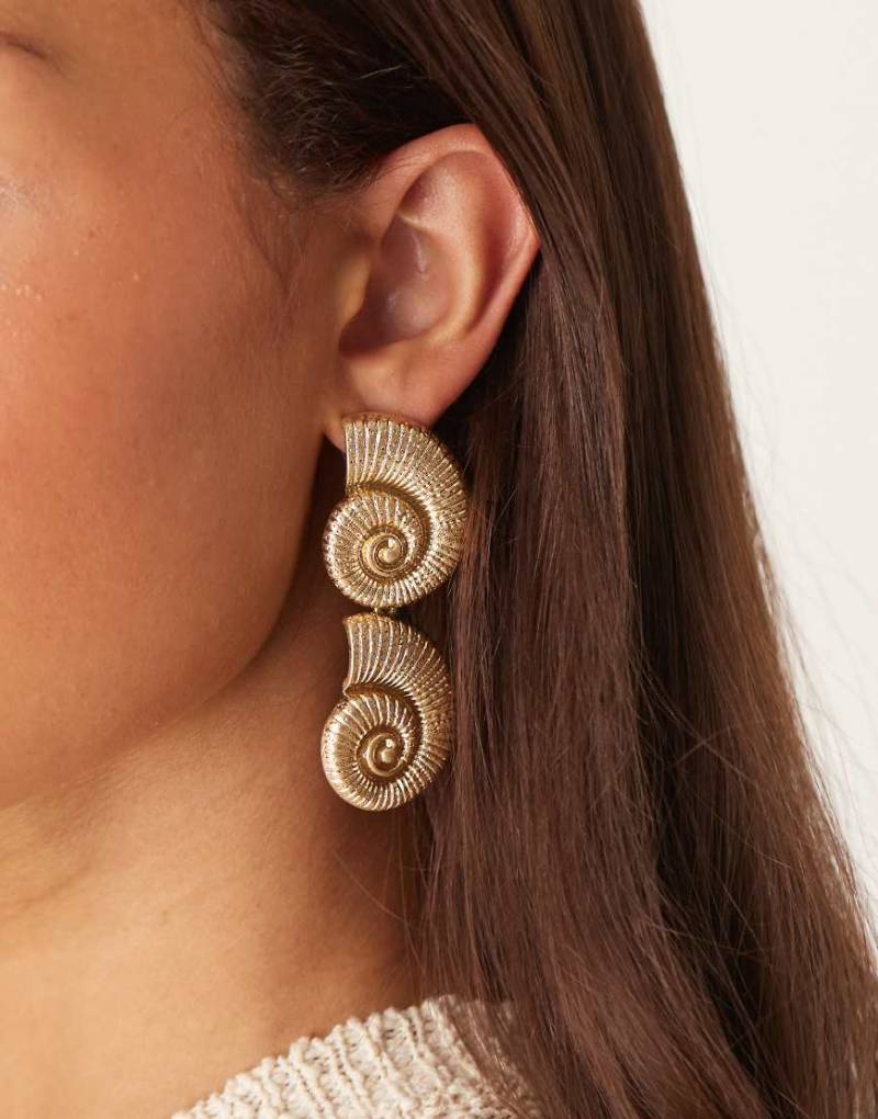 ASOS DESIGN - Goldfarbene Hänge-Ohrstecker mit doppeltem Muschel-Design von ASOS DESIGN