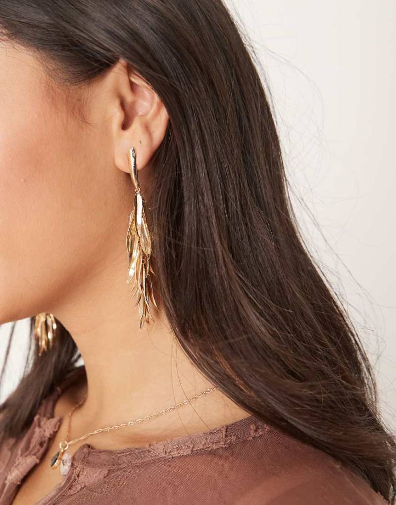 ASOS DESIGN - Goldfarbene Hängeohrringe im kleinen Blatt-Design mit Fransendetails von ASOS DESIGN