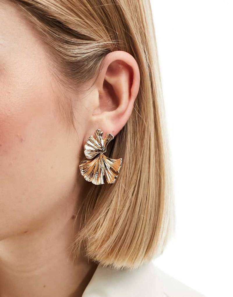 ASOS DESIGN - Goldfarbene Hängeohrringe mit strukturiertem Blätterdesign von ASOS DESIGN