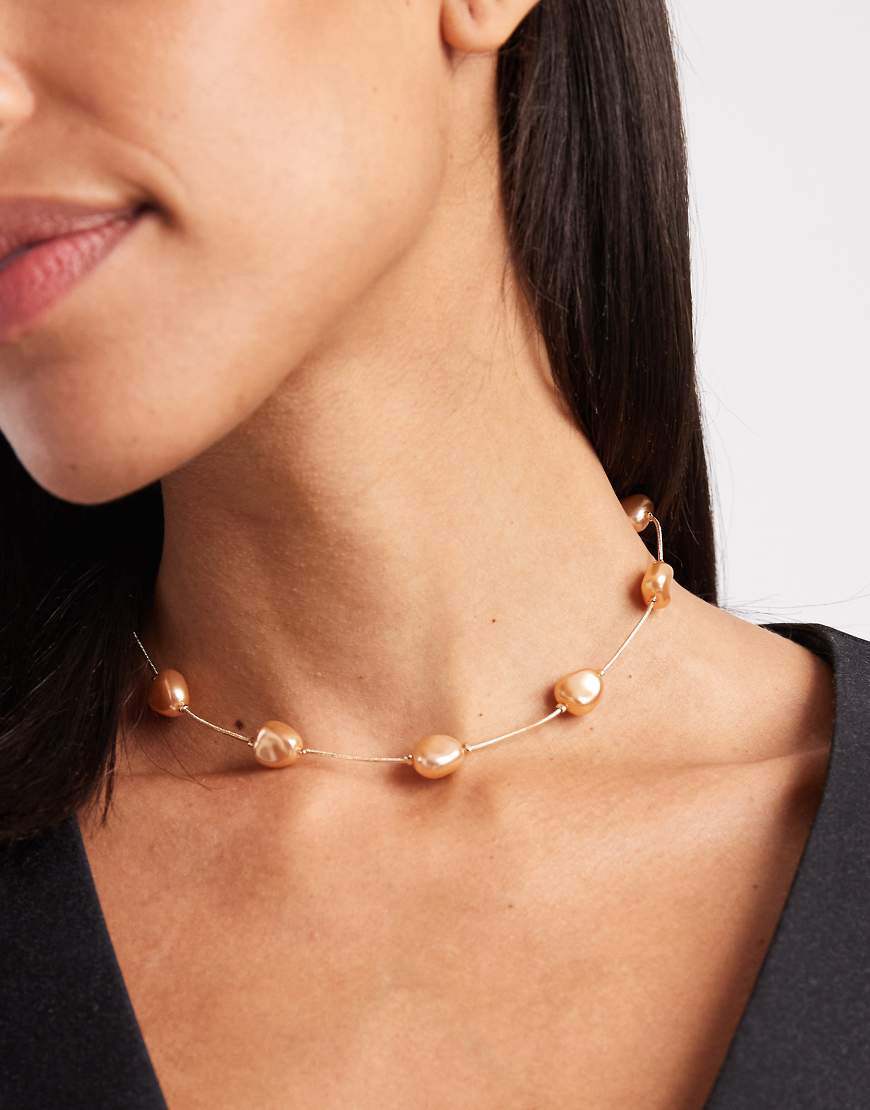 ASOS DESIGN - Goldfarbene Halskette, mit Kunstperlen verziert von ASOS DESIGN
