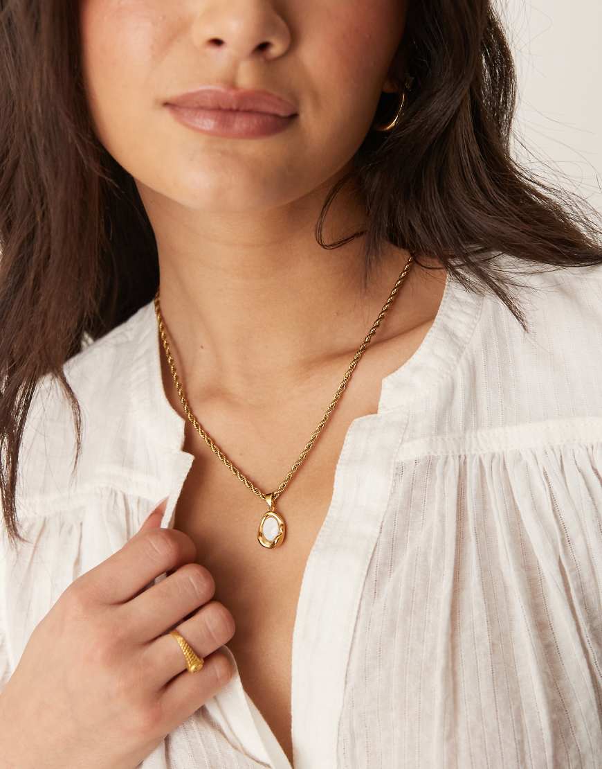ASOS DESIGN - Goldfarbene Halskette aus wasserfestem Edelstahl im Kordeldesign mit Zierperlen-Anhänger von ASOS DESIGN