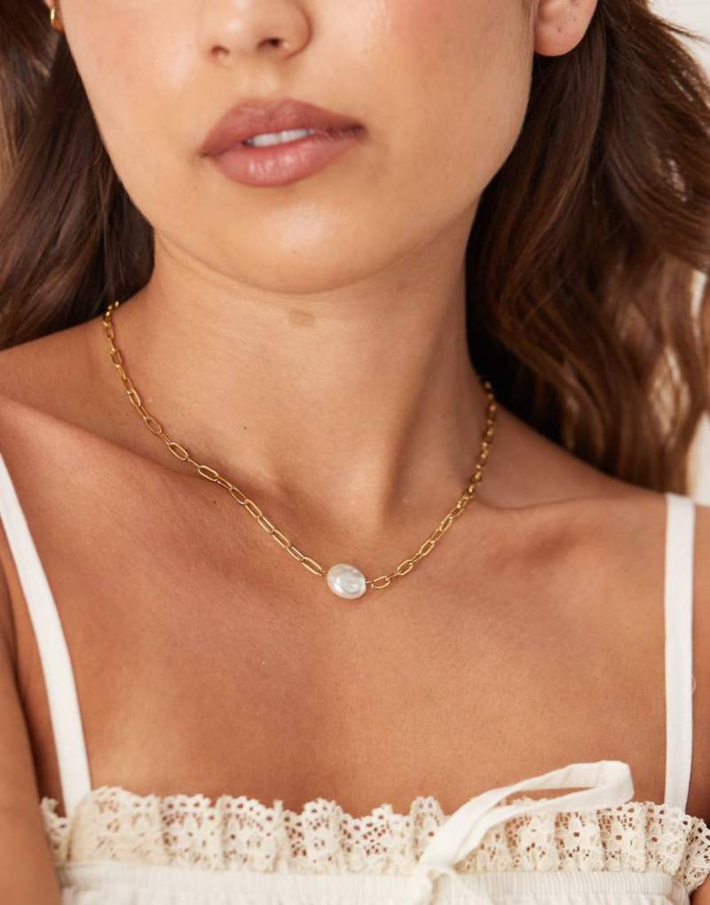 ASOS DESIGN - Goldfarbene Halskette aus wasserfestem Edelstahl mit Kettengliedern und Zierperle von ASOS DESIGN