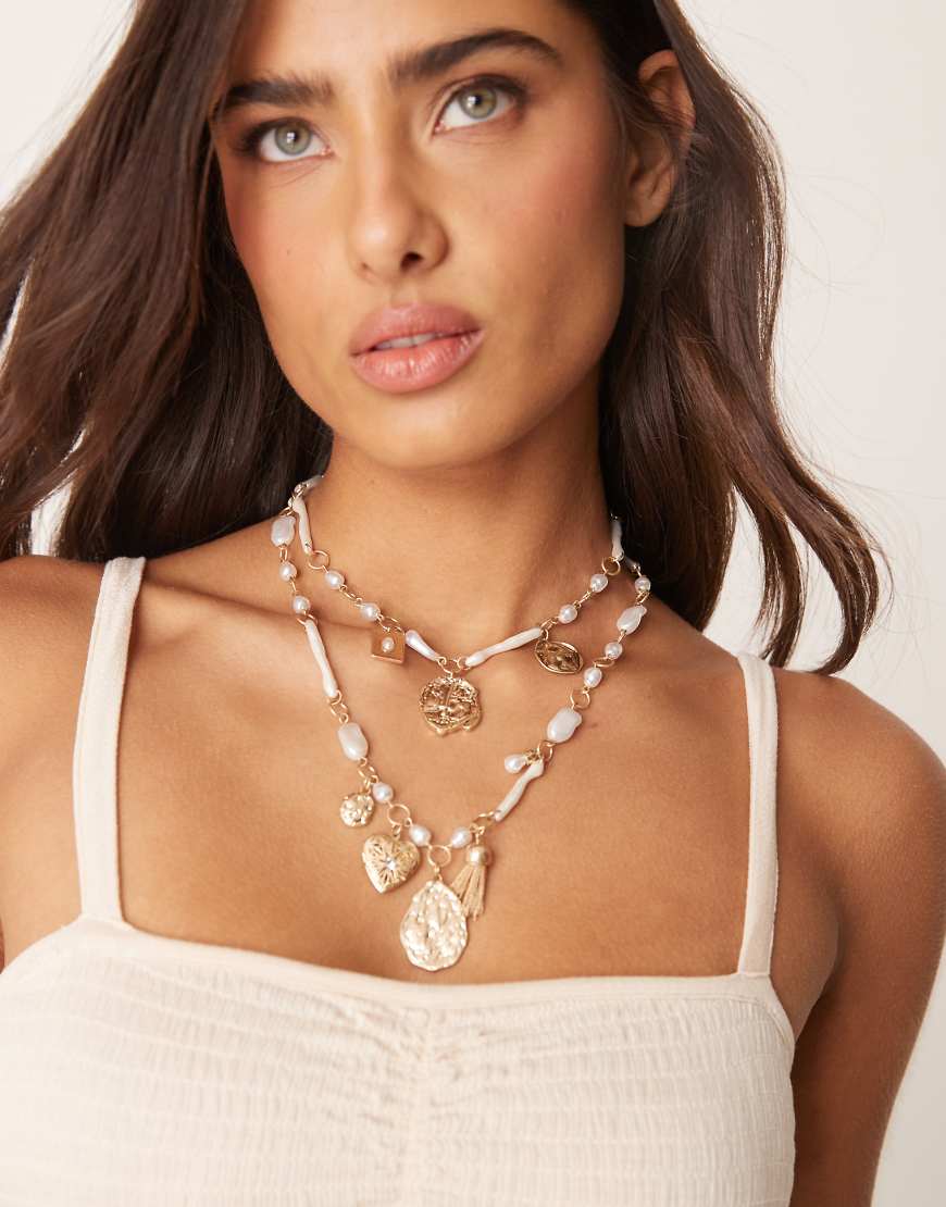 ASOS DESIGN - Goldfarbene Halskette mit Anhängern und Kunstperlendetail von ASOS DESIGN