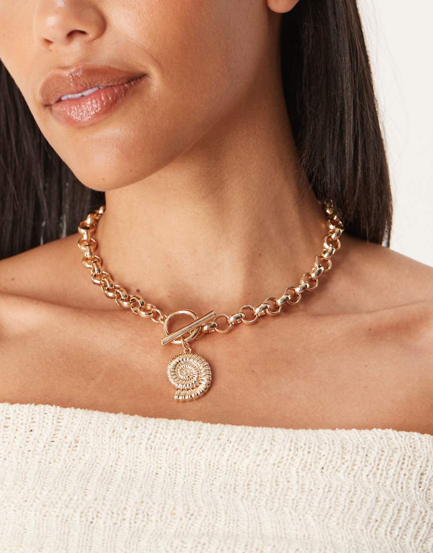 ASOS DESIGN - Goldfarbene Halskette mit Muschelanhänger und T-Verschluss von ASOS DESIGN