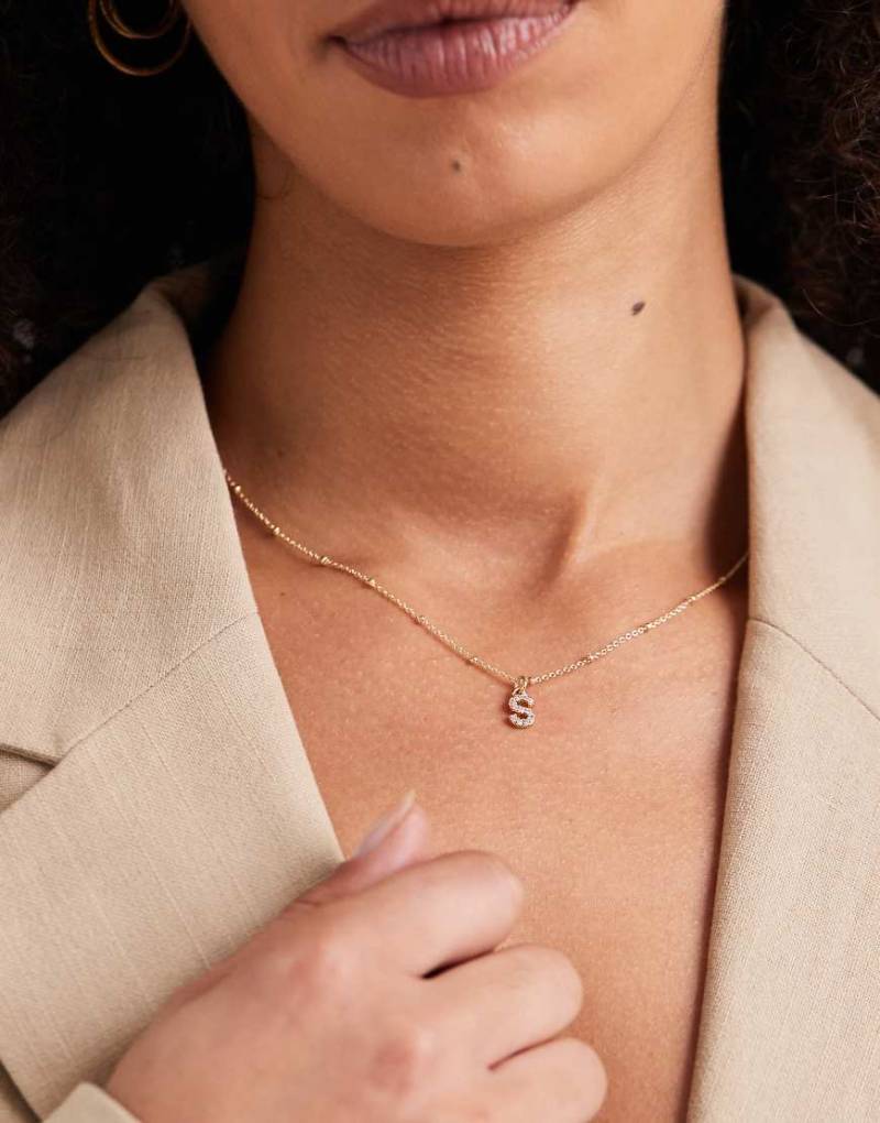 ASOS DESIGN - Goldfarbene Halskette mit Punkt-Strich-Gliedern, Zirkonia, „S"-Buchstabenanhänger und Geschenkbeutel von ASOS DESIGN