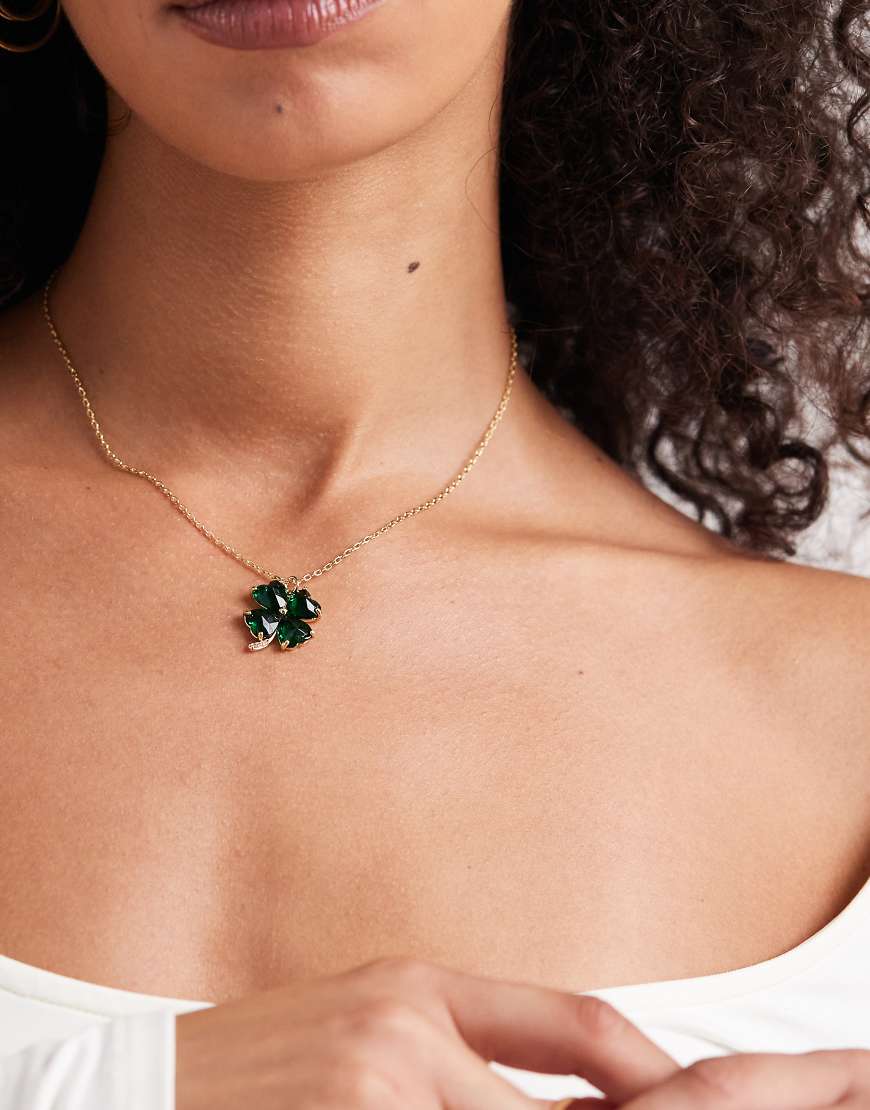 ASOS DESIGN - Goldfarbene Halskette mit Vierklee-Anhänger mit Zirkonia-Besatz und Geschenkbeutel von ASOS DESIGN
