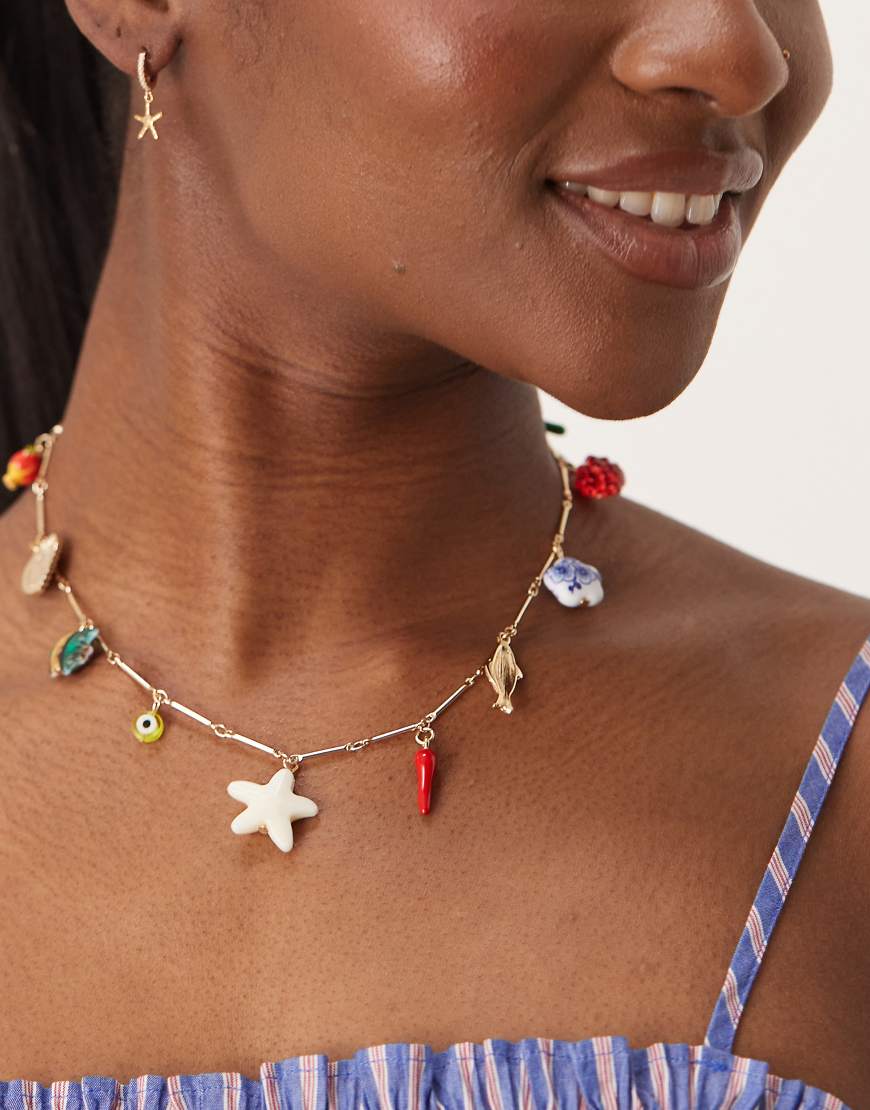 ASOS DESIGN - Goldfarbene Halskette mit bunten Anhängern von ASOS DESIGN
