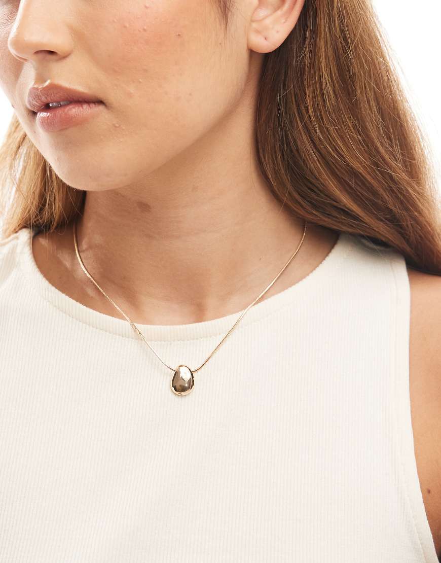 ASOS DESIGN - Goldfarbene Halskette mit geschmolzenem Anhänger in Kieselsteinform von ASOS DESIGN