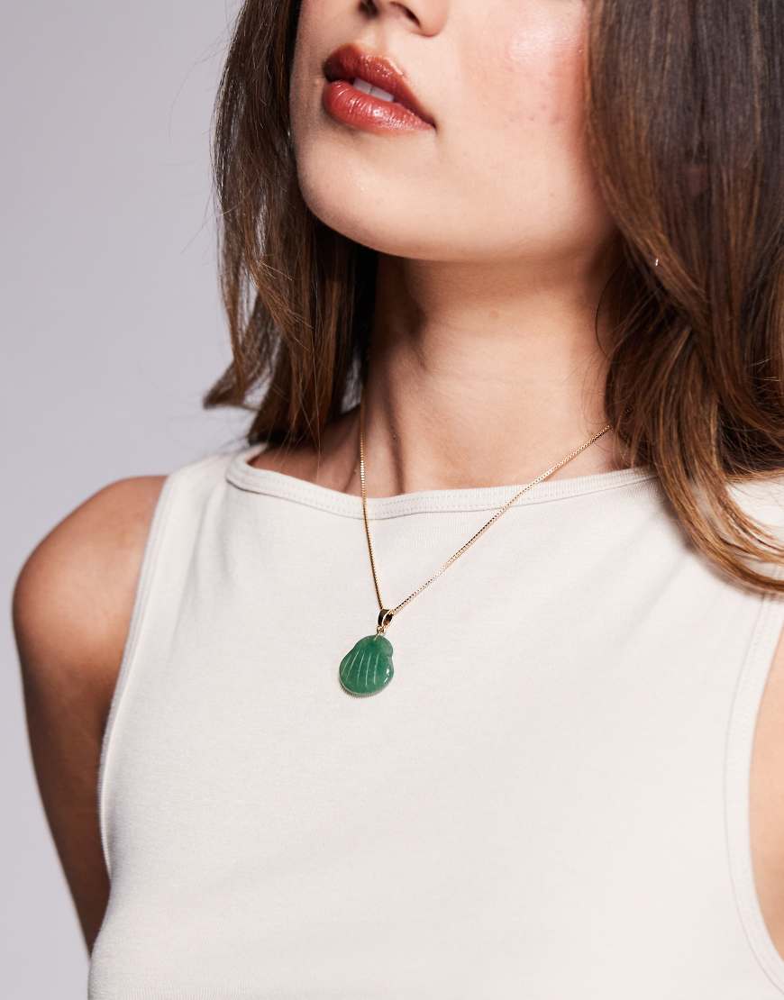 ASOS DESIGN - Goldfarbene Halskette mit grünem Halbedelstein-Anhänger im Muschel-Design ASOS DESIGN - Goldfarbene Halskette mit grünem Halbedelstein-Anhänger im Muschel-Design von ASOS DESIGN