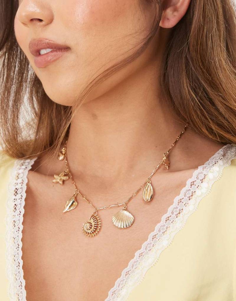 ASOS DESIGN - Goldfarbene Halskette mit maritimen Anhängern von ASOS DESIGN