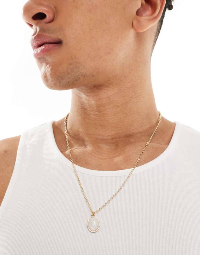 ASOS DESIGN - Goldfarbene Halskette mit ovalem Oversize-Anhänger aus Zier-Perlmutt von ASOS DESIGN