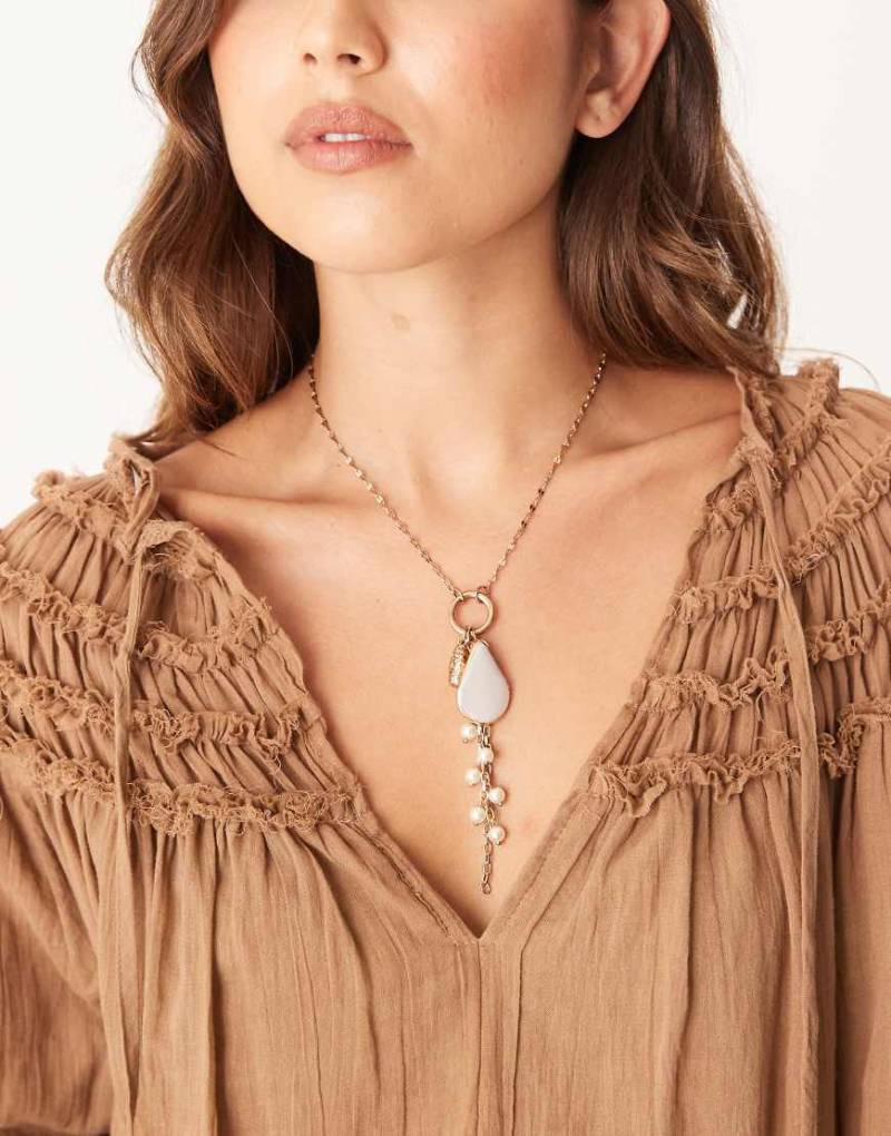 ASOS DESIGN - Goldfarbene Halskette mit verschiedenen Anhängern von ASOS DESIGN