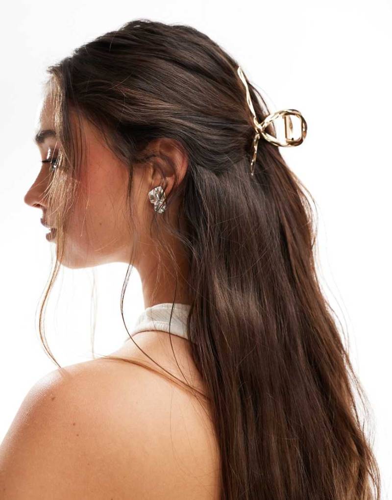 ASOS DESIGN - Goldfarbene Metall-Haarklammer mit verdrehtem Design von ASOS DESIGN