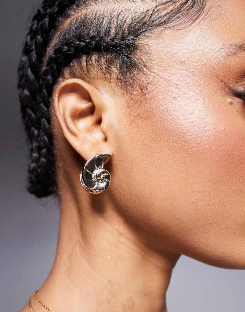 ASOS DESIGN - Goldfarbene Muschel-Ohrstecker von ASOS DESIGN