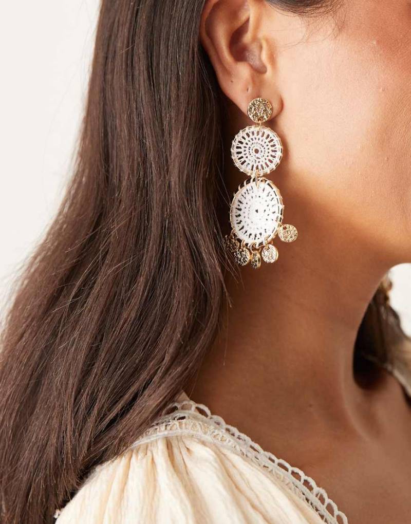 ASOS DESIGN - Goldfarbene Ohrhänger mit Boho-Details und Münzanhängern von ASOS DESIGN