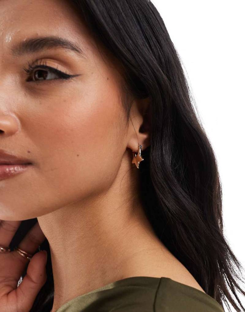 ASOS DESIGN - Goldfarbene Ohrringe im Stern-Design von ASOS DESIGN