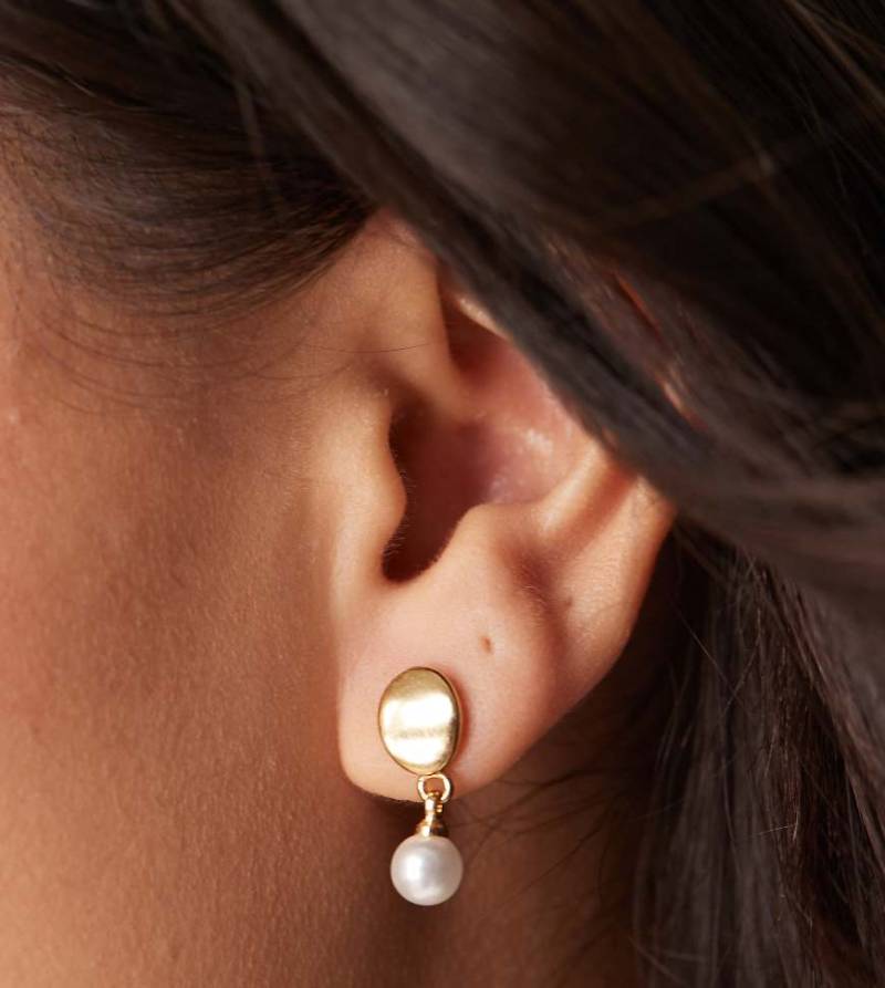 ASOS DESIGN - Goldfarbene Ohrringe mit 14-Karat-Vergoldung und Kunstperlenanhänger von ASOS DESIGN