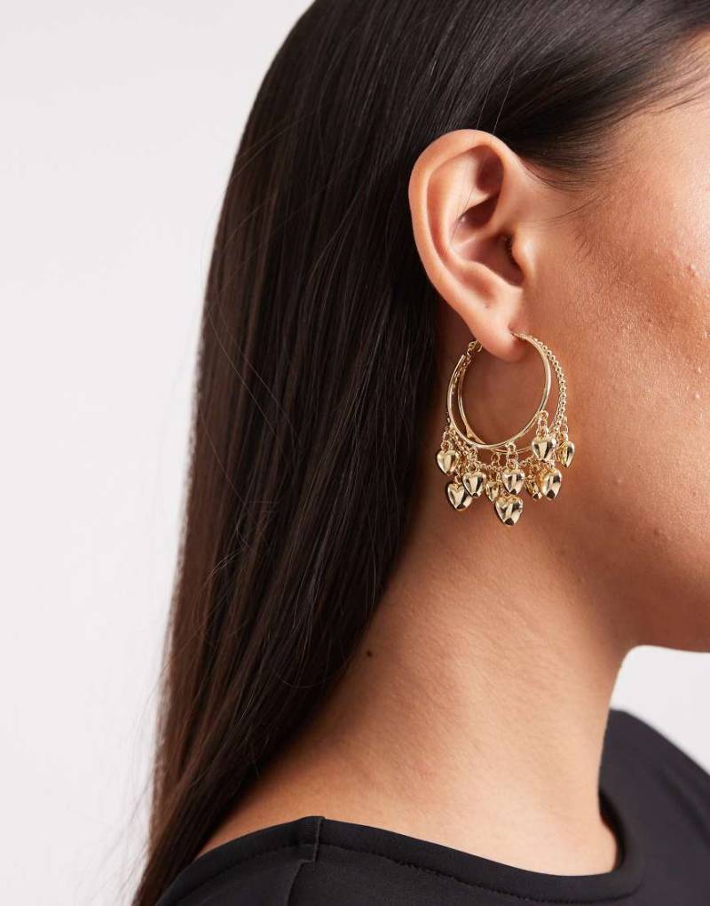 ASOS DESIGN - Goldfarbene Ohrringe mit Ketten- und Herzdetail von ASOS DESIGN