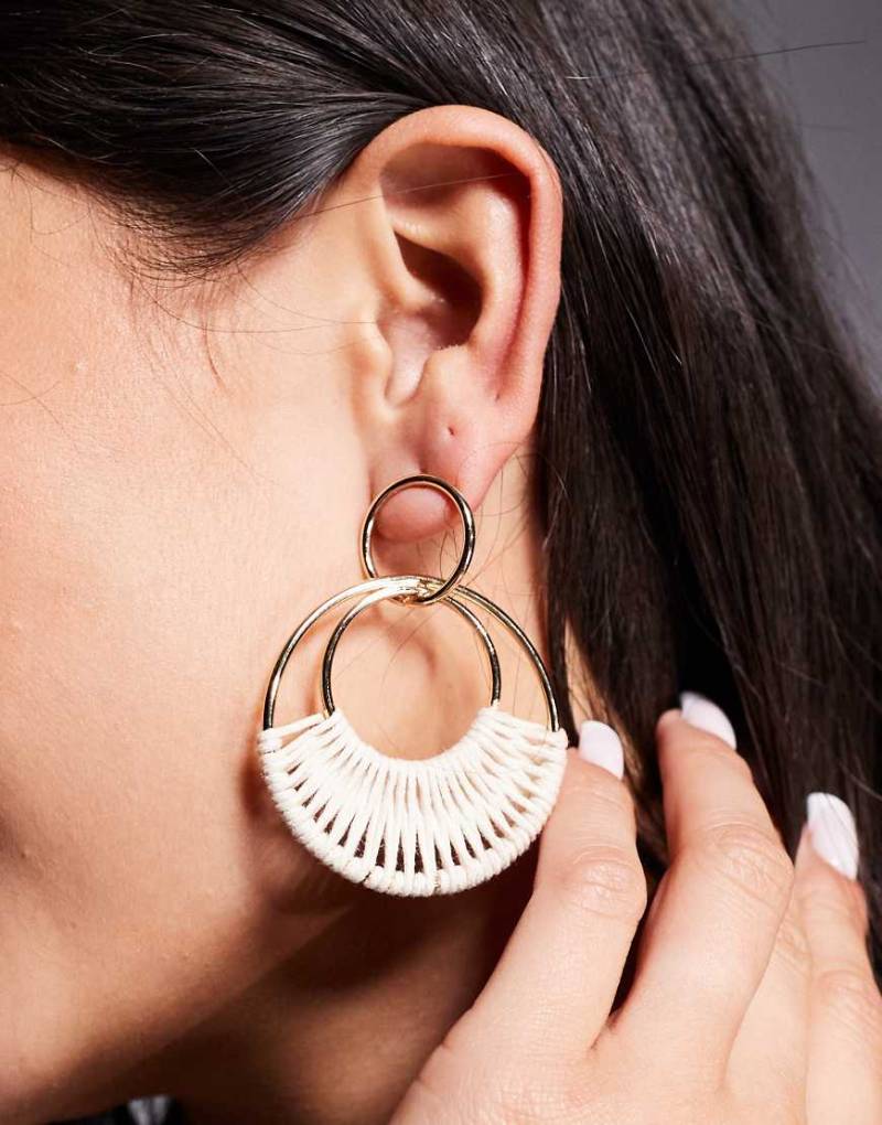 ASOS DESIGN - Goldfarbene Ohrringe mit Ring-Anhänger und Bast-Detail von ASOS DESIGN