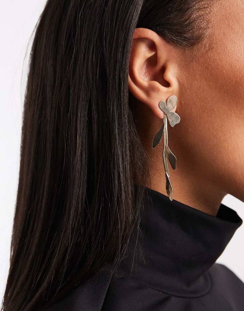 ASOS DESIGN - Goldfarbene Ohrringe mit ausgeschnittenem Blattdesign von ASOS DESIGN