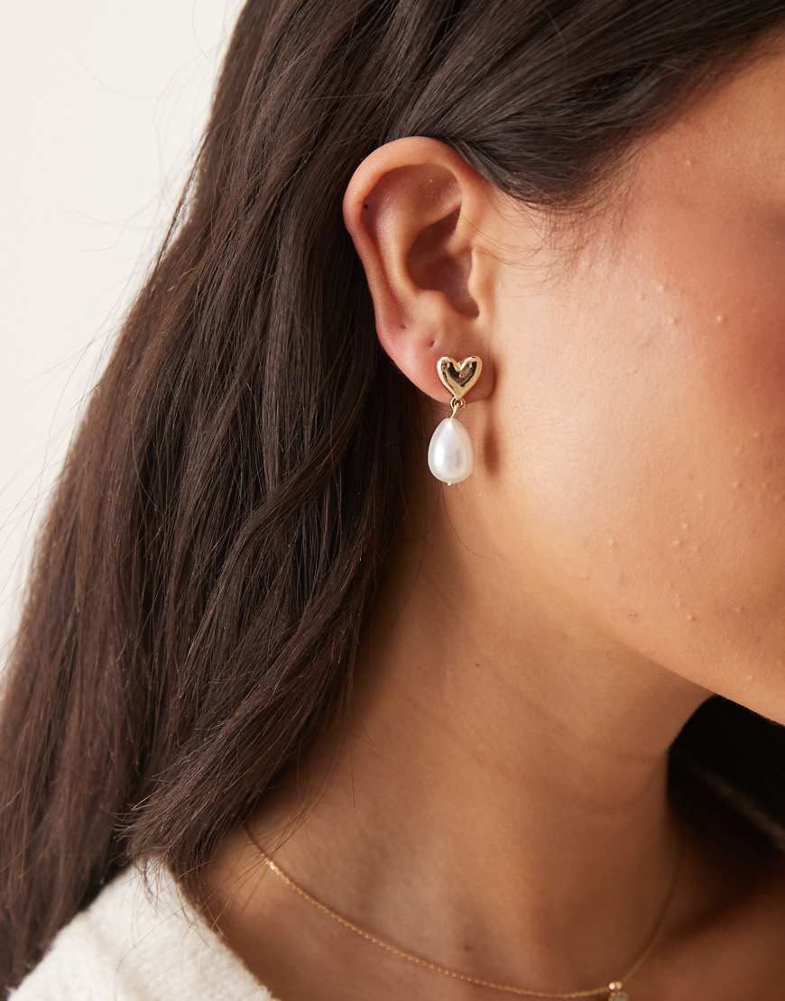 ASOS DESIGN - Goldfarbene Ohrringe mit kleinem Herz-Design und Kunstperlenanhänger von ASOS DESIGN