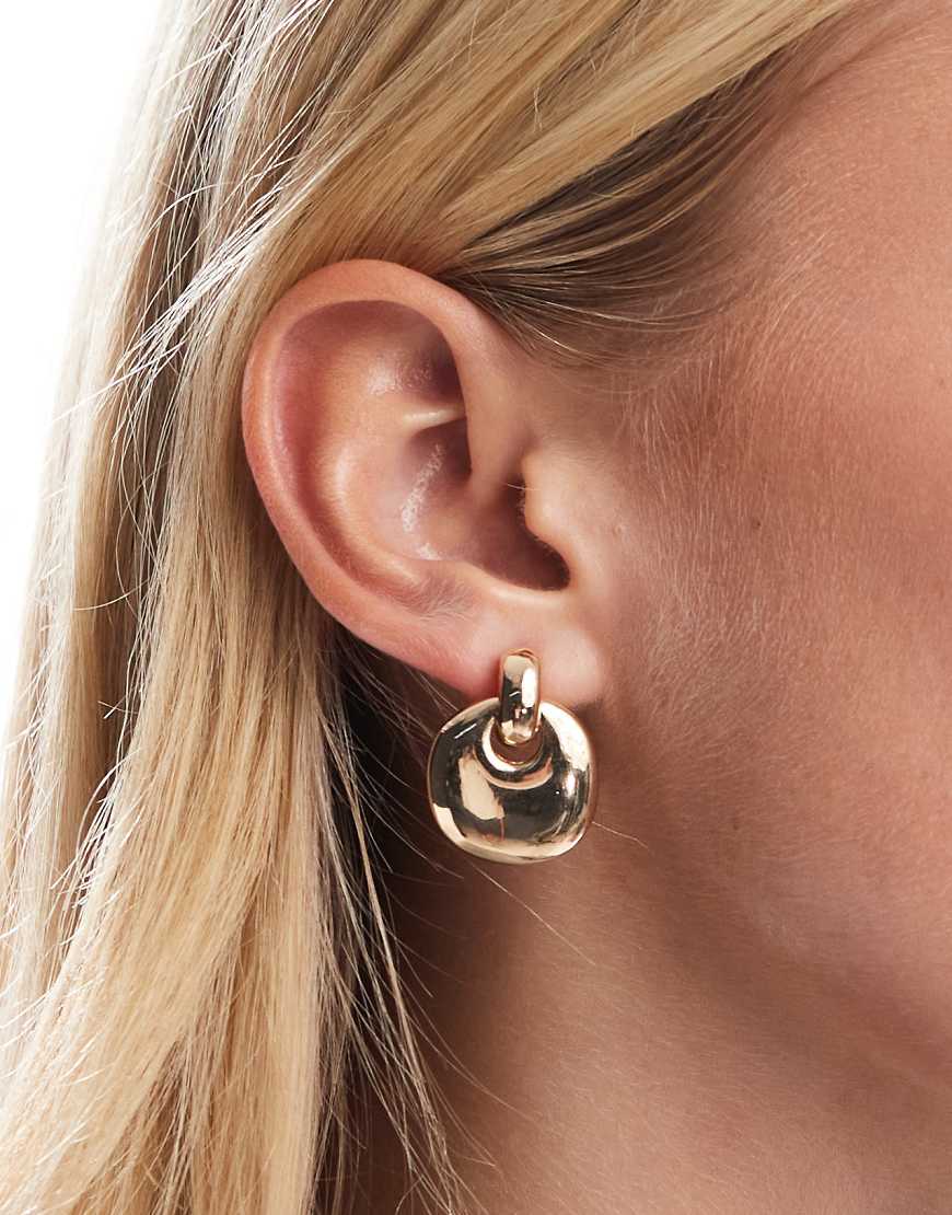 ASOS DESIGN - Goldfarbene Ohrringe mit kleinen Anhängern im Türklopfer-Design von ASOS DESIGN