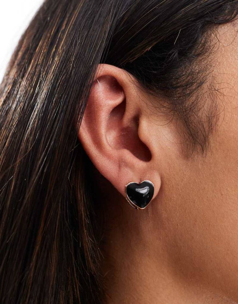 ASOS DESIGN - Goldfarbene Ohrringe mit schwarzem Herzdesign aus Emaille von ASOS DESIGN