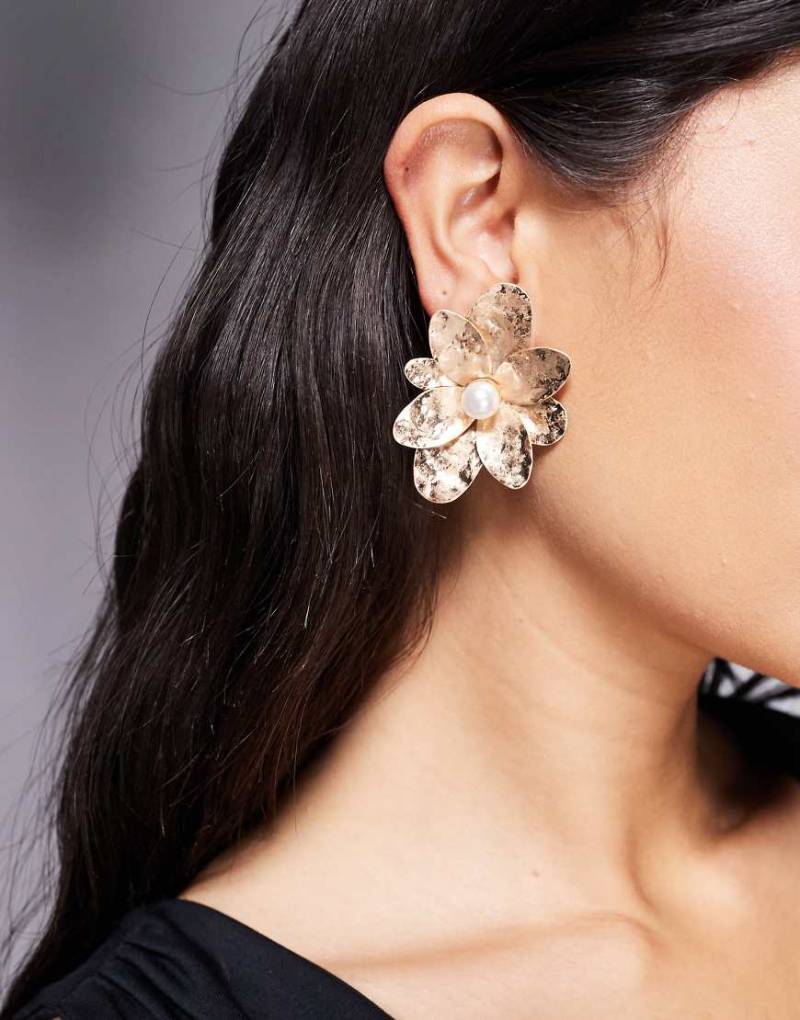 ASOS DESIGN - Goldfarbene Ohrringe mit texturiertem Blütenblattdesign von ASOS DESIGN