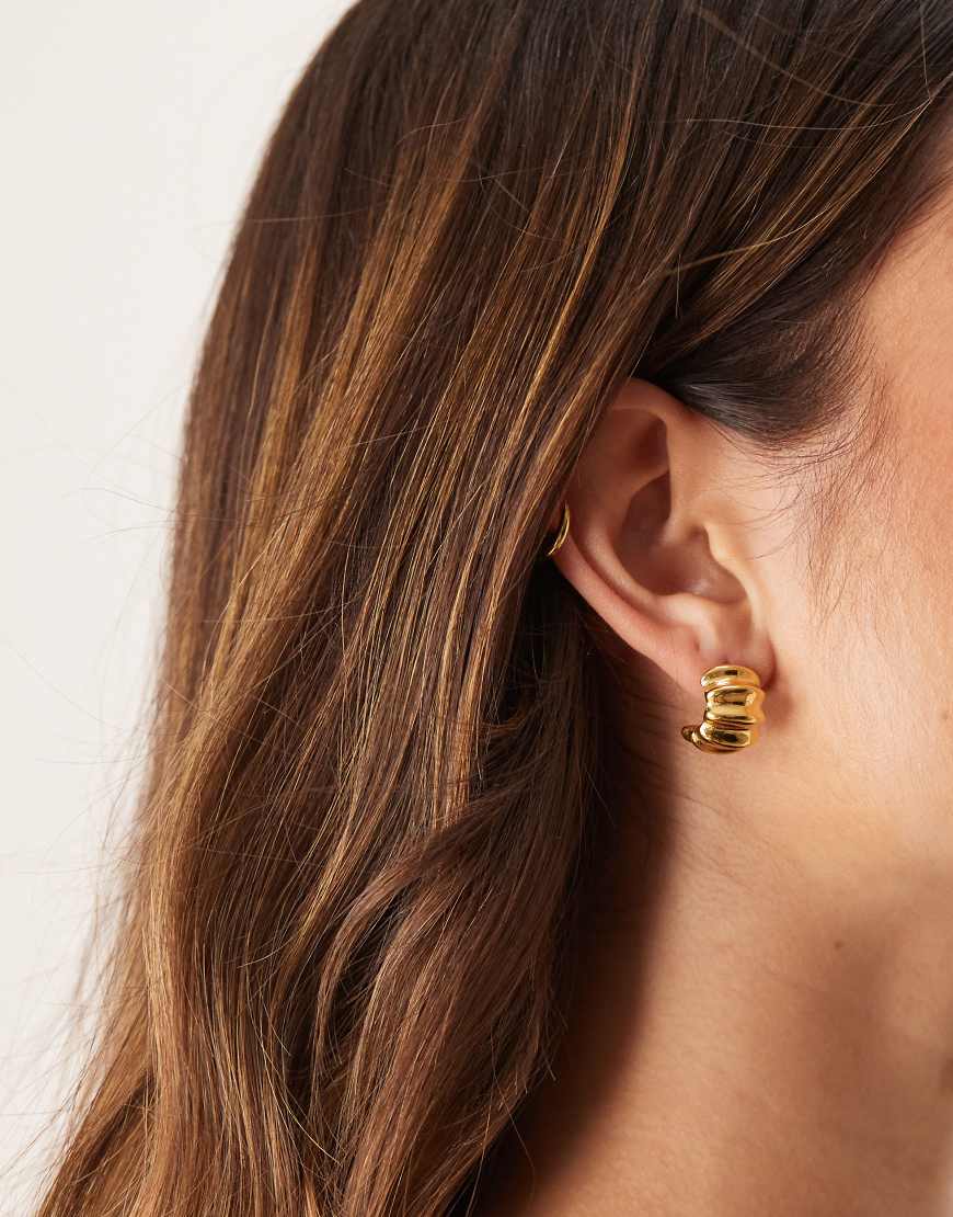 ASOS DESIGN - Goldfarbene Ohrstecker aus wasserfestem Edelstahl im Rippen-Design von ASOS DESIGN