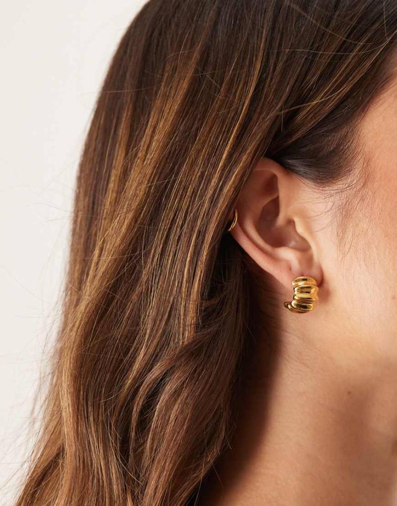 ASOS DESIGN - Goldfarbene Ohrstecker aus wasserfestem Edelstahl im Rippen-Design von ASOS DESIGN