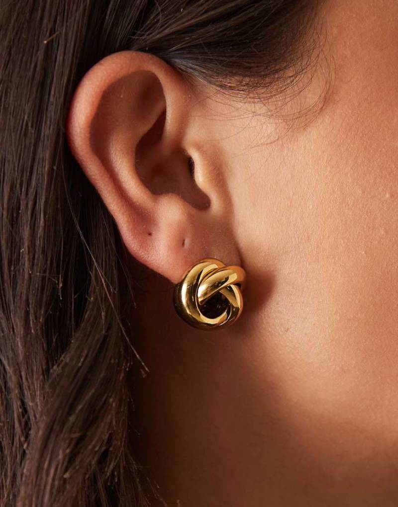 ASOS DESIGN - Goldfarbene Ohrstecker aus wasserfestem Edelstahl mit Knotendesign von ASOS DESIGN
