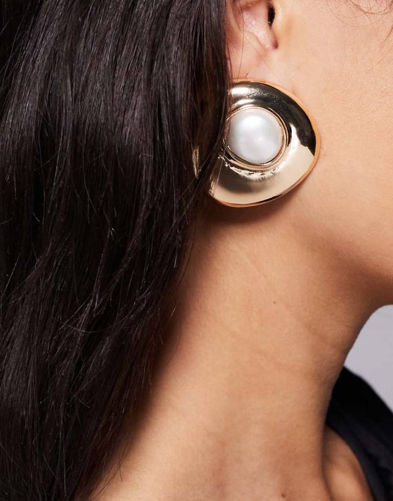 ASOS DESIGN - Goldfarbene Ohrstecker im abstrakten Kreis-Design mit Perlendetail von ASOS DESIGN