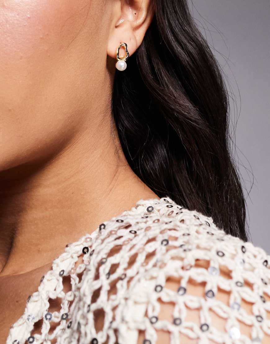 ASOS DESIGN - Goldfarbene Ohrstecker mit 14-Karat-Vergoldung und Kunstperlenanhänger von ASOS DESIGN