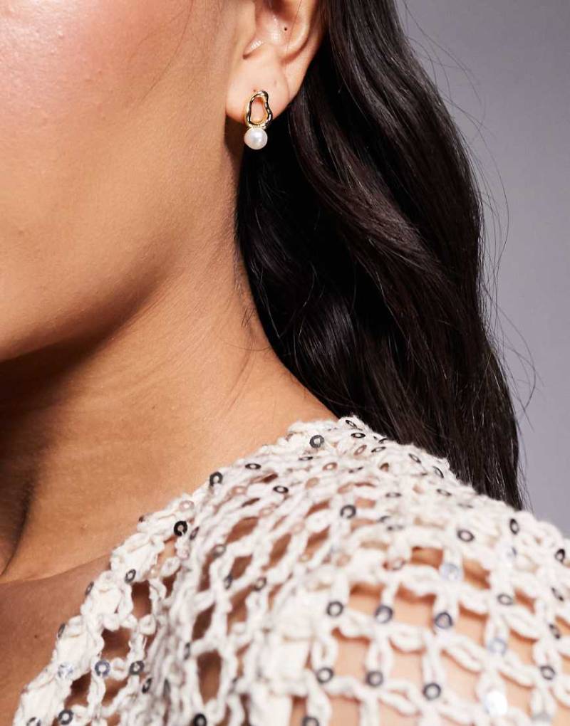 ASOS DESIGN - Goldfarbene Ohrstecker mit 14-Karat-Vergoldung und Kunstperlenanhänger von ASOS DESIGN