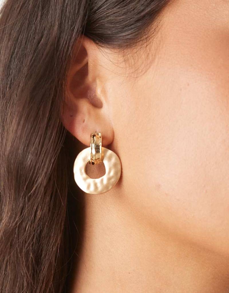 ASOS DESIGN - Goldfarbene Ohrstecker mit Anhänger im Türklopfer-Design mit gebürsteter Satin-Optik von ASOS DESIGN