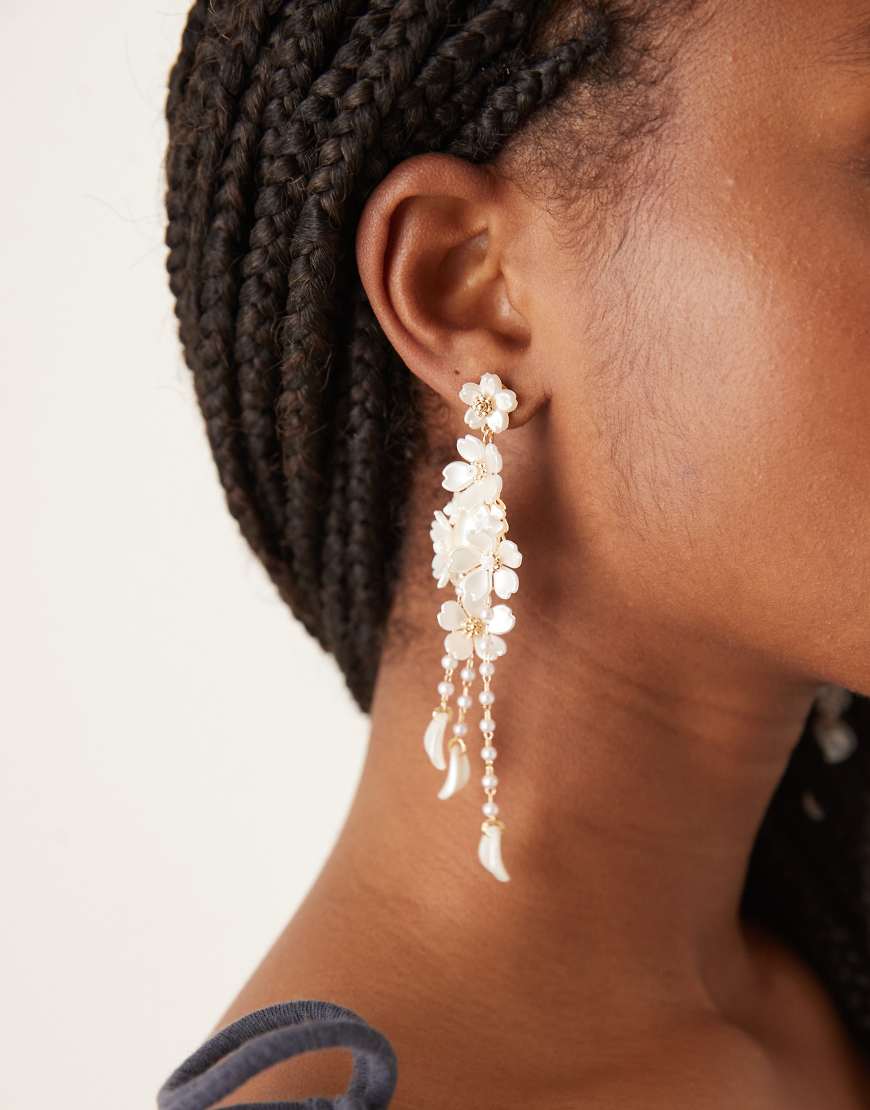 ASOS DESIGN - Goldfarbene Ohrstecker mit Blumen- und Kunstperlenanhängern-Weiß von ASOS DESIGN