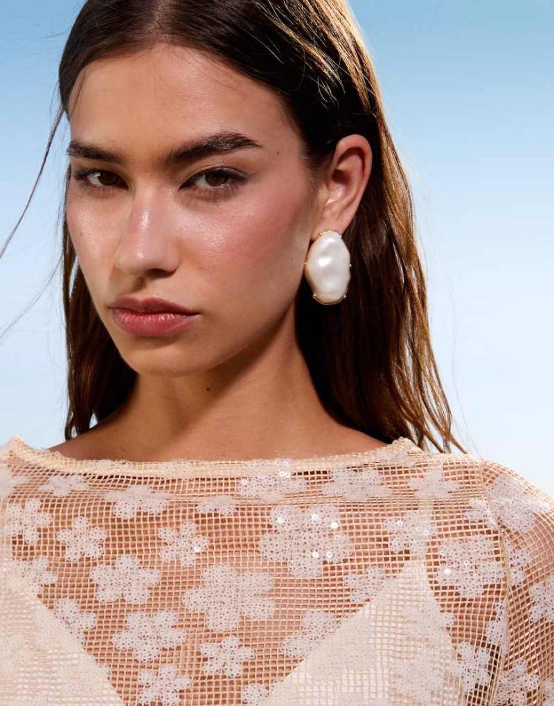 ASOS DESIGN - Goldfarbene Ohrstecker mit Kunstperlenverzierung von ASOS DESIGN