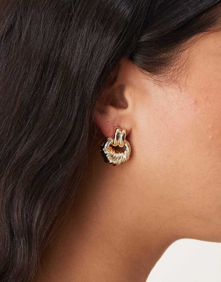 ASOS DESIGN - Goldfarbene Ohrstecker mit Mini-Anhänger im Türklopfer-Design von ASOS DESIGN