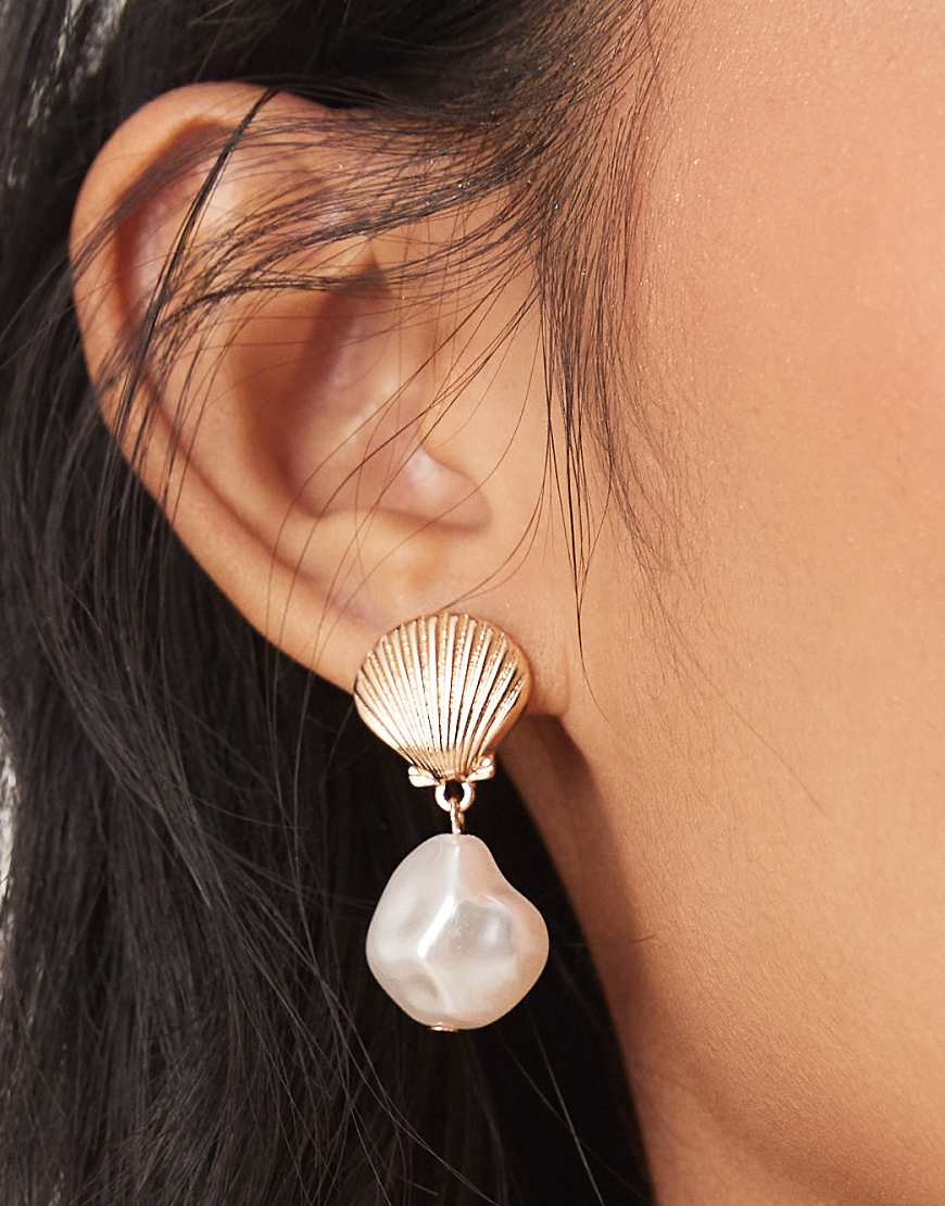 ASOS DESIGN - Goldfarbene Ohrstecker mit Muschel-Design und Kunstperle ASOS DESIGN - Goldfarbene Ohrstecker mit Muschel-Design und Kunstperle von ASOS DESIGN