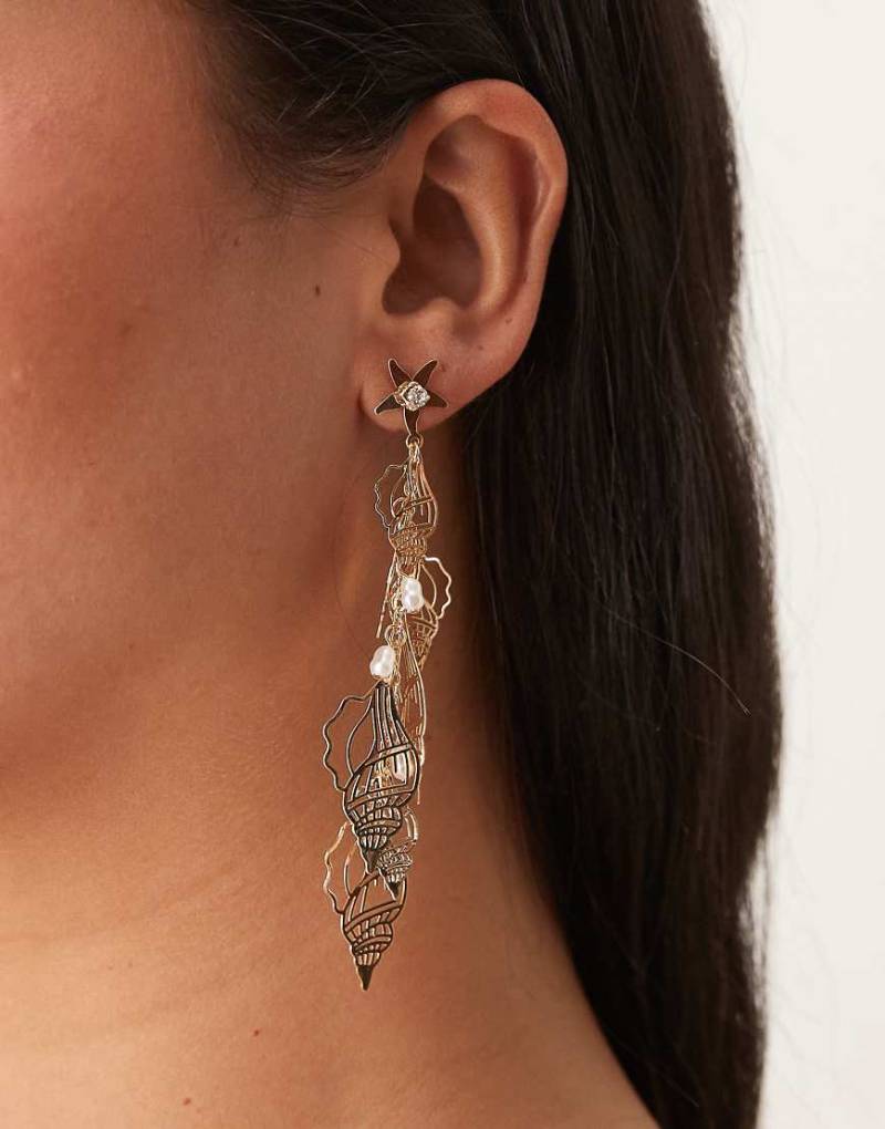 ASOS DESIGN - Goldfarbene Ohrstecker mit Muschelanhängern mit Cut-Out-Design von ASOS DESIGN