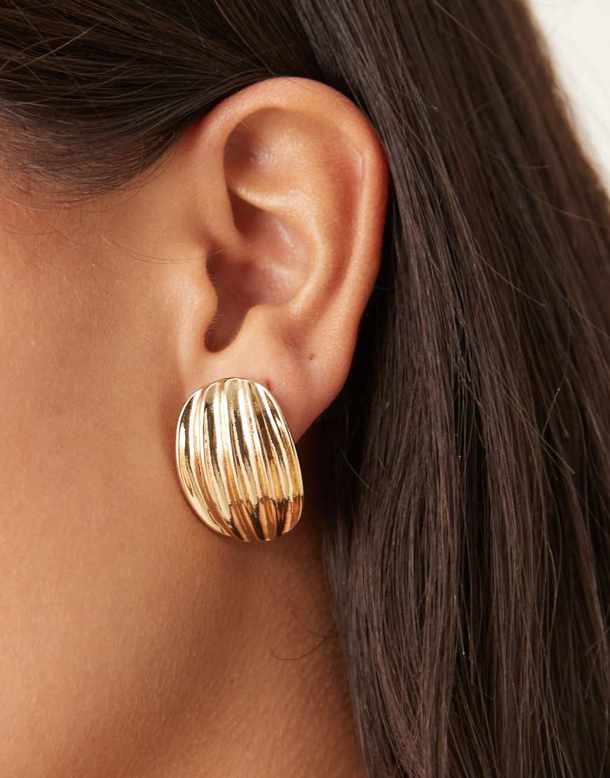 ASOS DESIGN - Goldfarbene Ohrstecker mit Rillen-Design von ASOS DESIGN