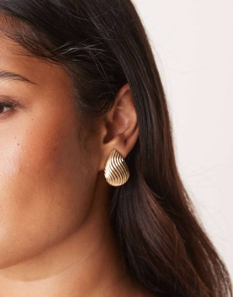 ASOS DESIGN - Goldfarbene Ohrstecker mit Rillenmuster von ASOS DESIGN