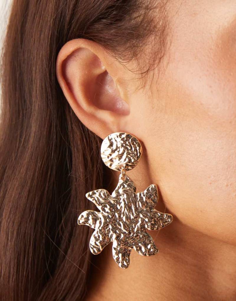 ASOS DESIGN - Goldfarbene Ohrstecker mit Stern-Anhänger im gehämmerten Design von ASOS DESIGN
