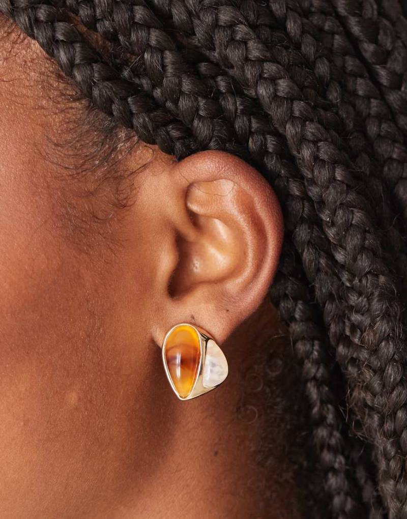 ASOS DESIGN - Goldfarbene Ohrstecker mit bunten Kunststeinen von ASOS DESIGN