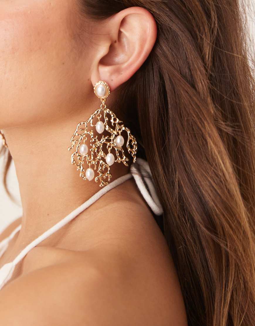 ASOS DESIGN - Goldfarbene Ohrstecker mit hängendem Korallendesign und Zierperlen von ASOS DESIGN