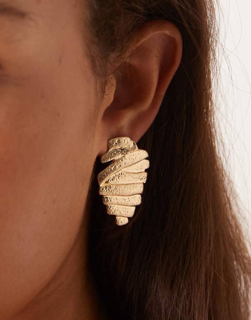 ASOS DESIGN - Goldfarbene Ohrstecker mit mehrlagigem, strukturierten Rillenmuster von ASOS DESIGN