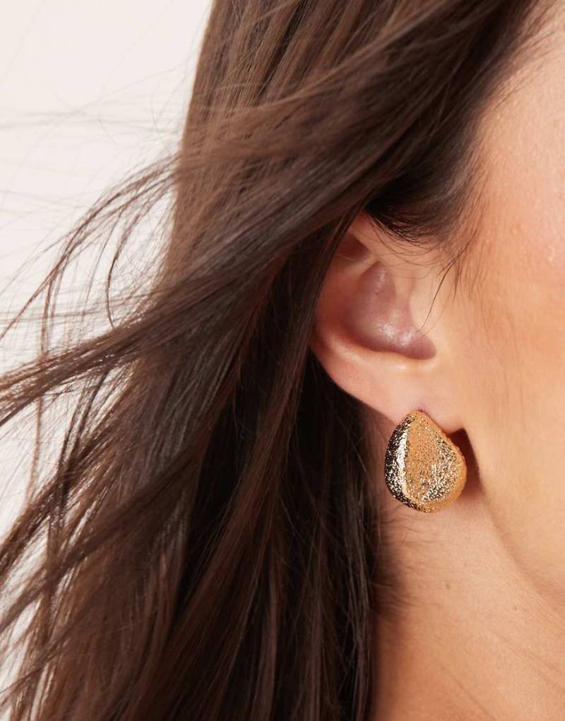ASOS DESIGN - Goldfarbene Ohrstecker mit strukturiertem Design in geschmolzener Optik von ASOS DESIGN